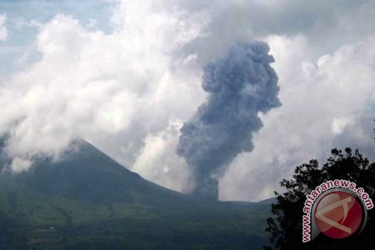 Gunung Lokon masih embuskan debu vulkanik