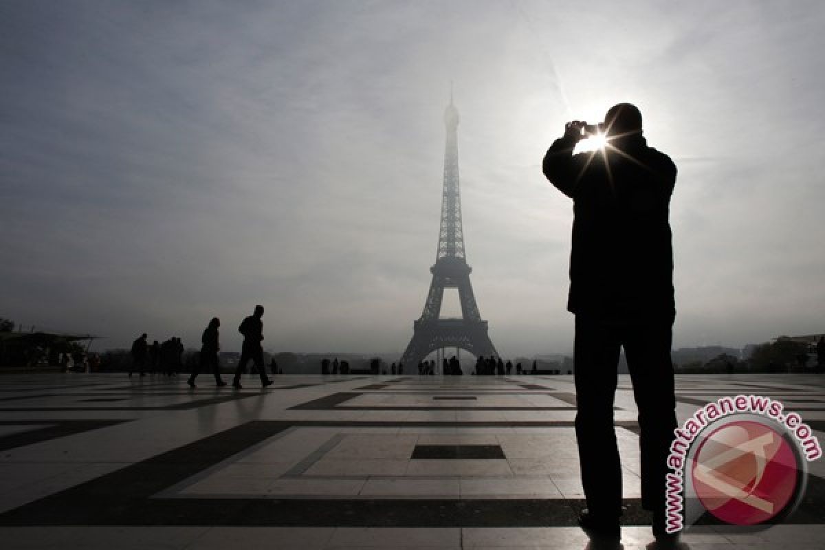 60 tonnes of Eiffel tower trinkets seized in Paris