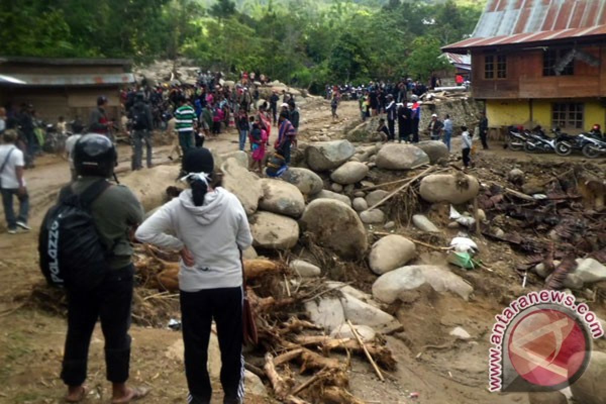 Tanah longsor di Mamasa, 2 kecamatan terisolir