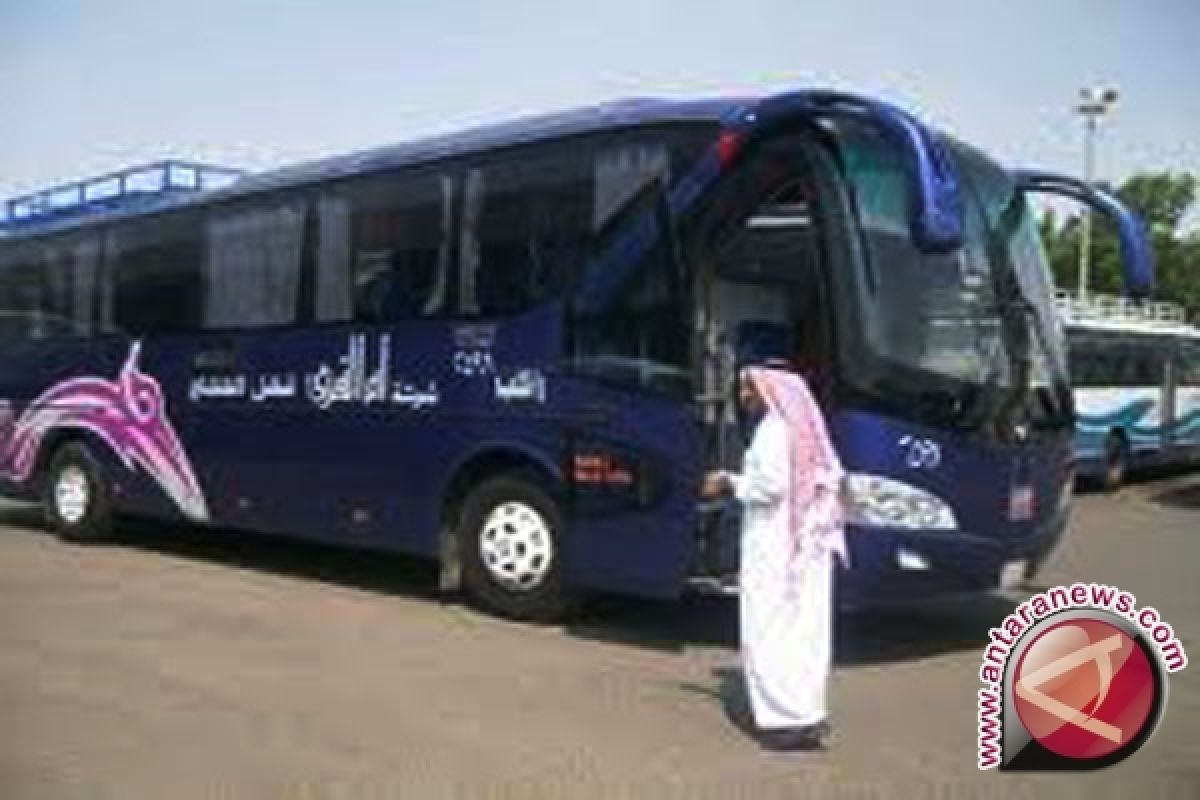 Empat bus jamaah haji tabrakan beruntun