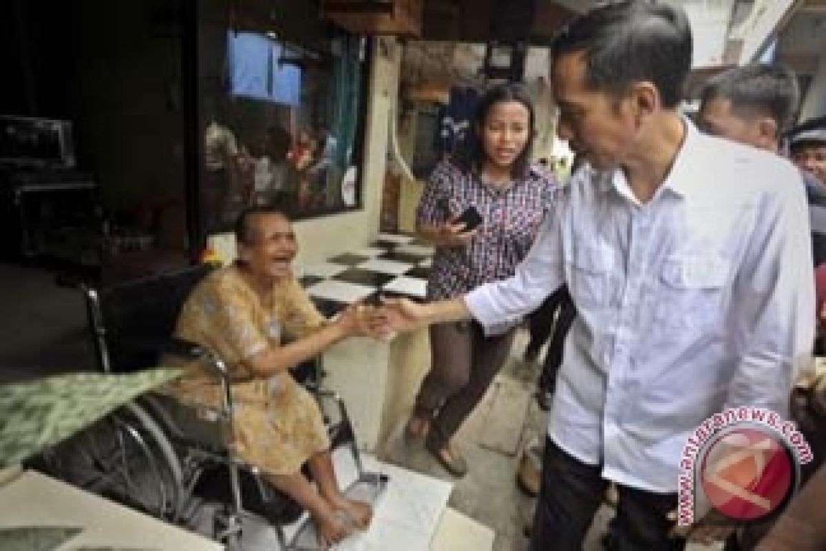 Jokowi Bagikan Kartu Sehat