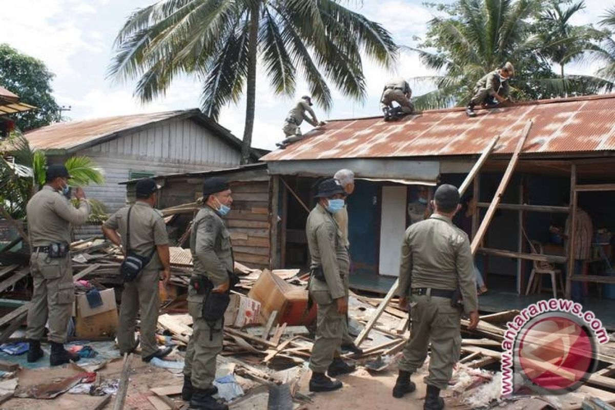 Satpol PP Berau Bongkar 11 Bangunan 