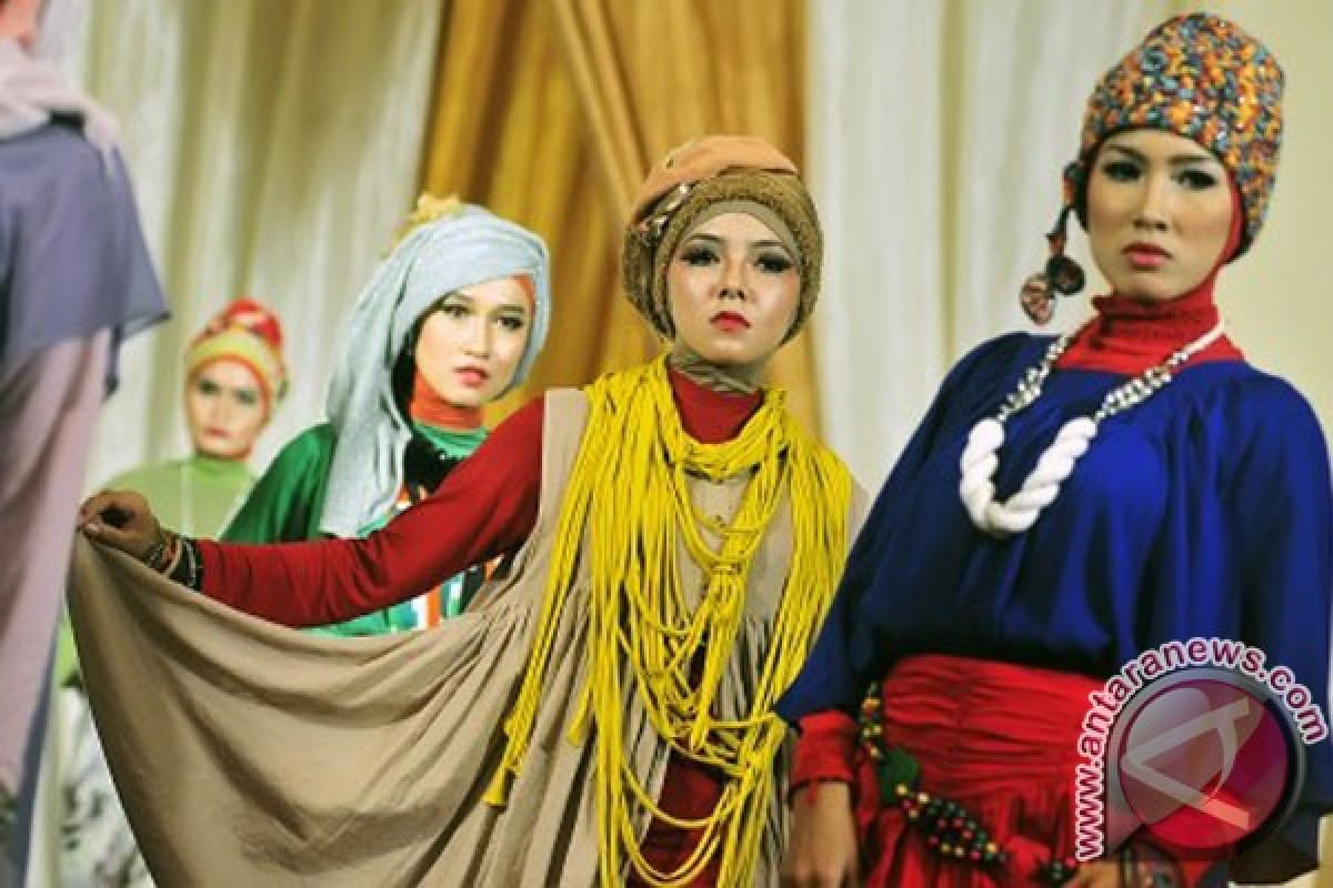 Trendy head scarfs mushrooming among Indonesian women