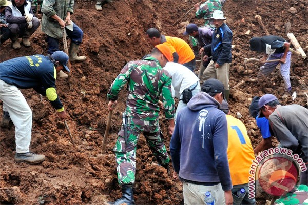 Jalur Puncak terhambat tebing ambruk