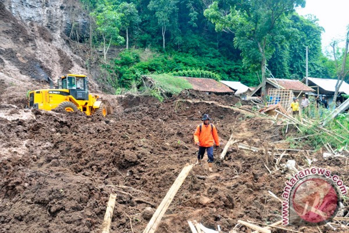 51 rumah di Lebak diterjang longsor