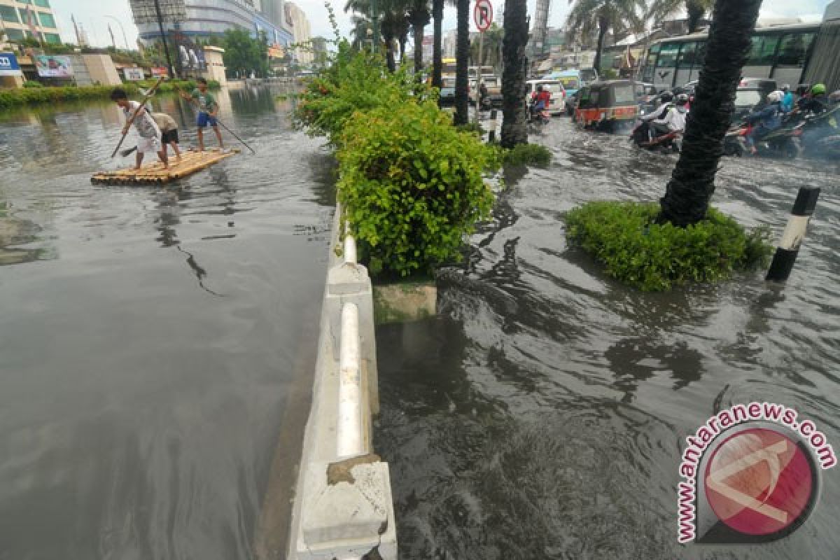 Sejumlah ruas jalan di Jakarta tergenang air