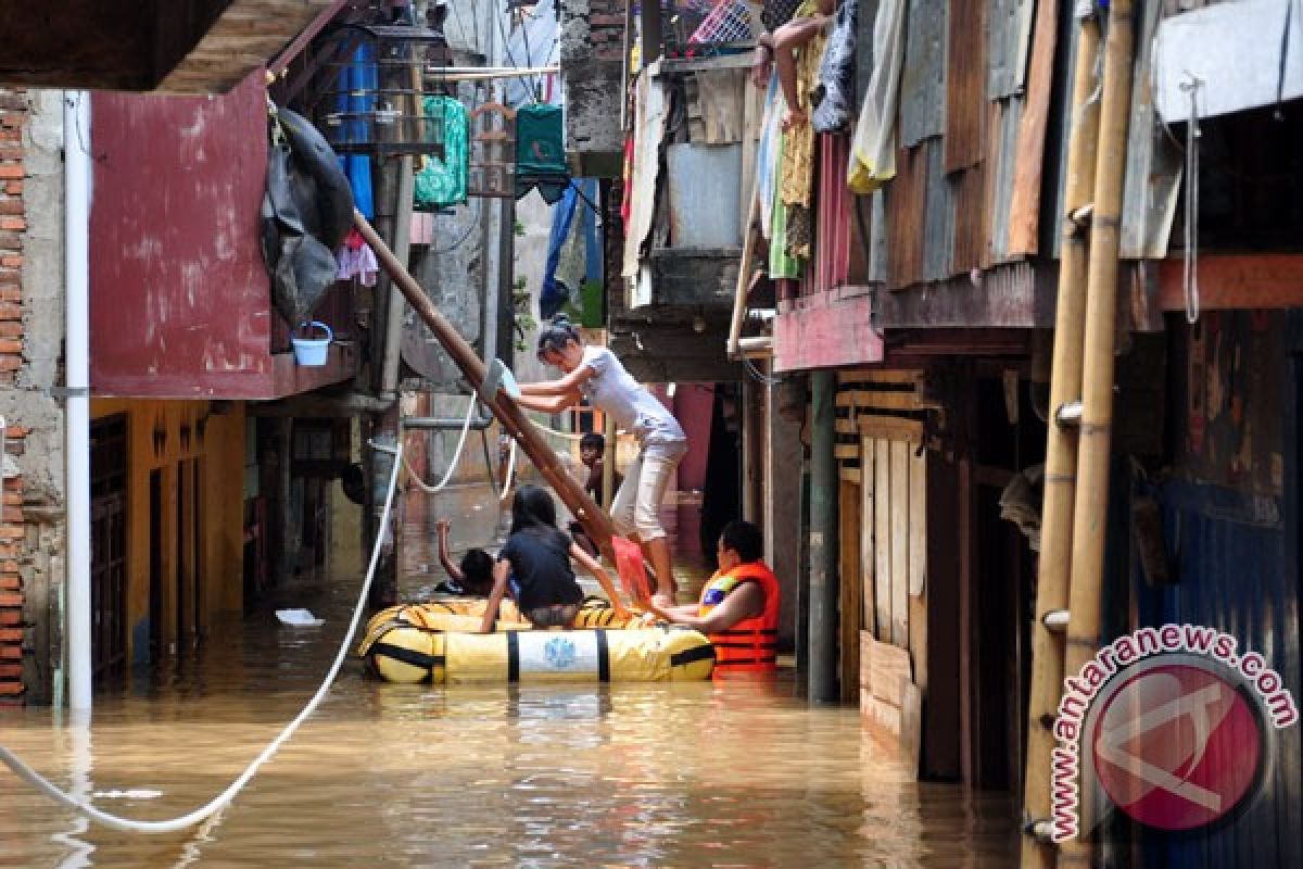 Jakartans braced for possible flood