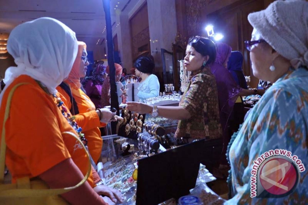 Ibu Negara Iriana Jokowi buka bazar amal WIC