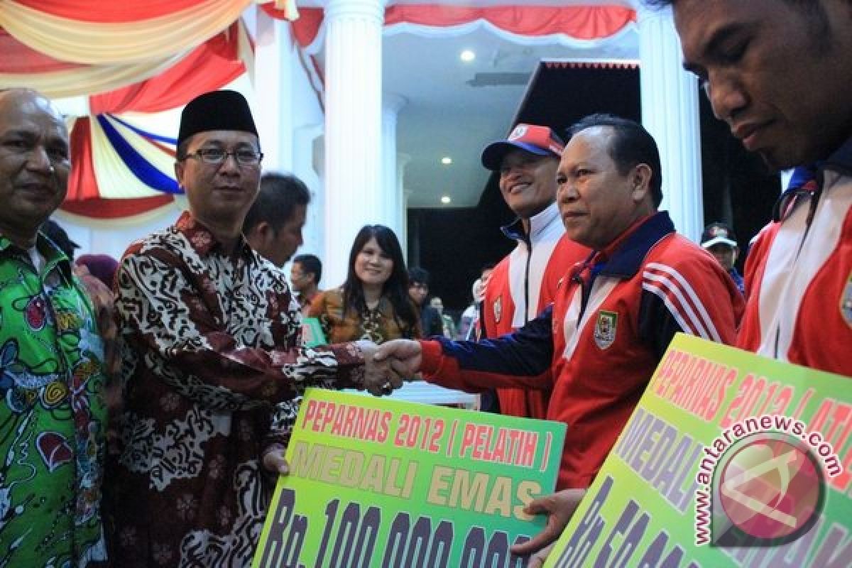 Plt Gubernur serahkan bonus atlet PON Bengkulu 