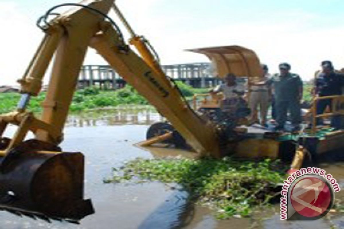 Banjarmasin Bersihkan Enceng Gondok Sungai Martapura 