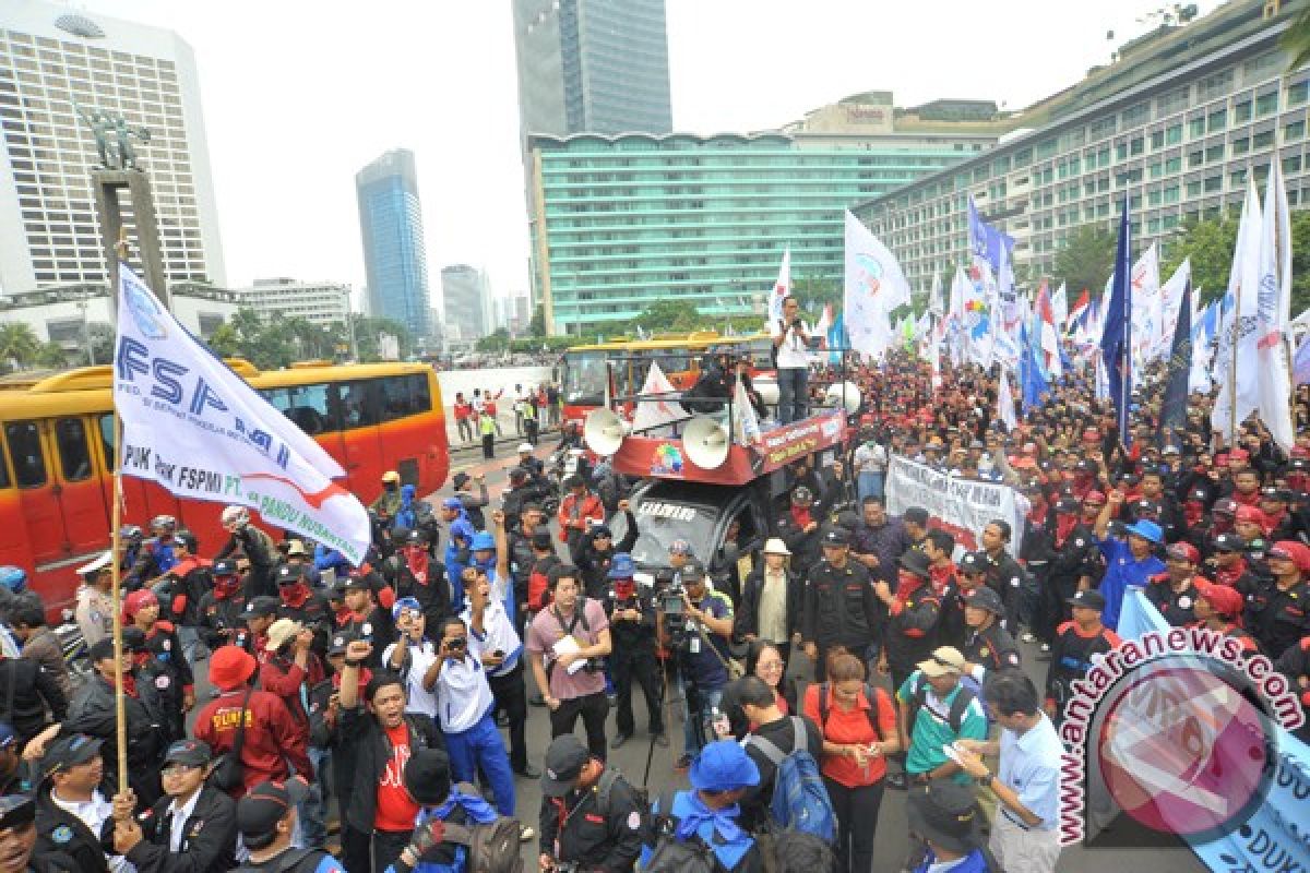 Ratusan demonstran berkumpul di Bundaran HI