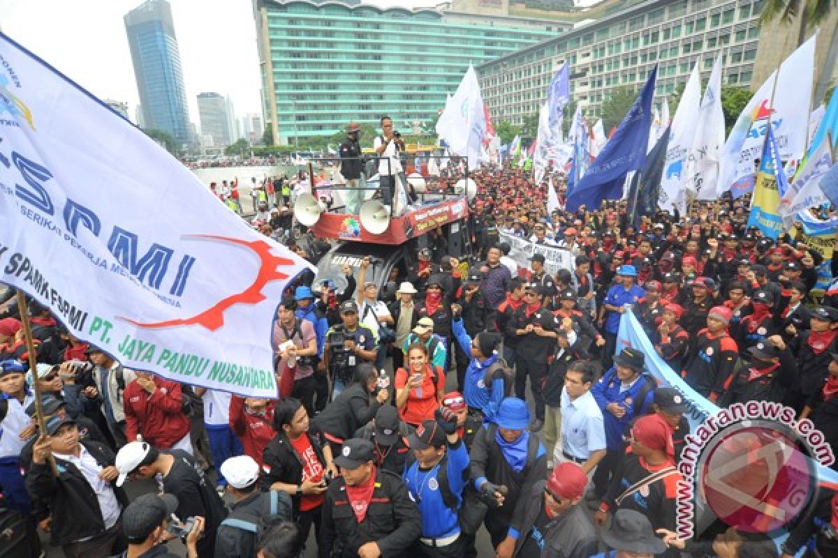 Ribuan buruh Batam turun ke jalan