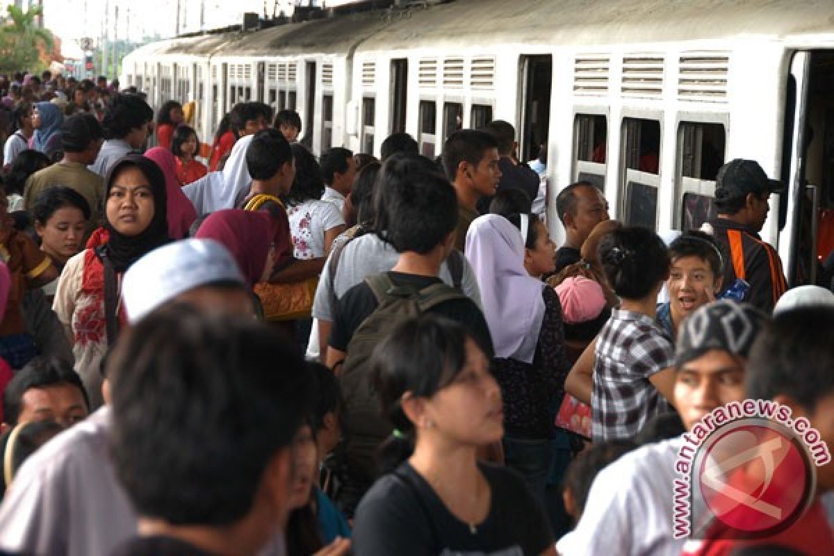 Puluhan ribu penumpang lalu lalang di Stasiun Bogor