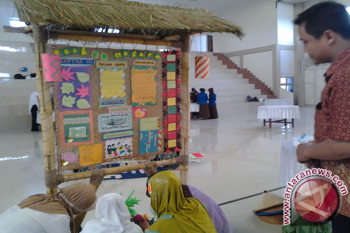 Muslimah HTI Gelar Lomba Mading Tiga Dimensi 