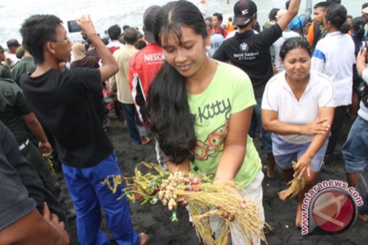 Nelayan Gunung Kidul gelar "labuhan laut" 