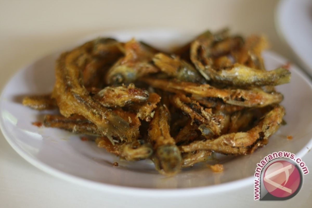 Nikmatnya seluang goreng di pinggir Sungai Musi  