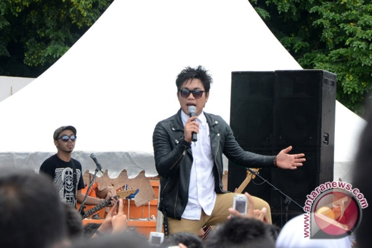 Rizal Armada menangis nonton film "Asal Kau Bahagia"