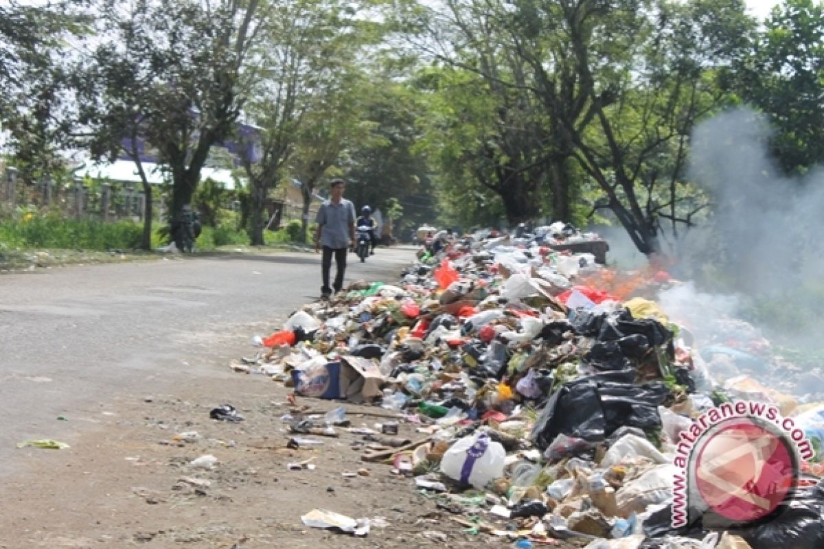 Sampah Jalan Adi Sucipto Satu Bulan Menumpuk