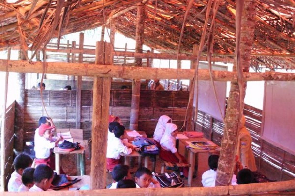 Puluhan Siswa Belajar di Sekolah Berdinding Bambu