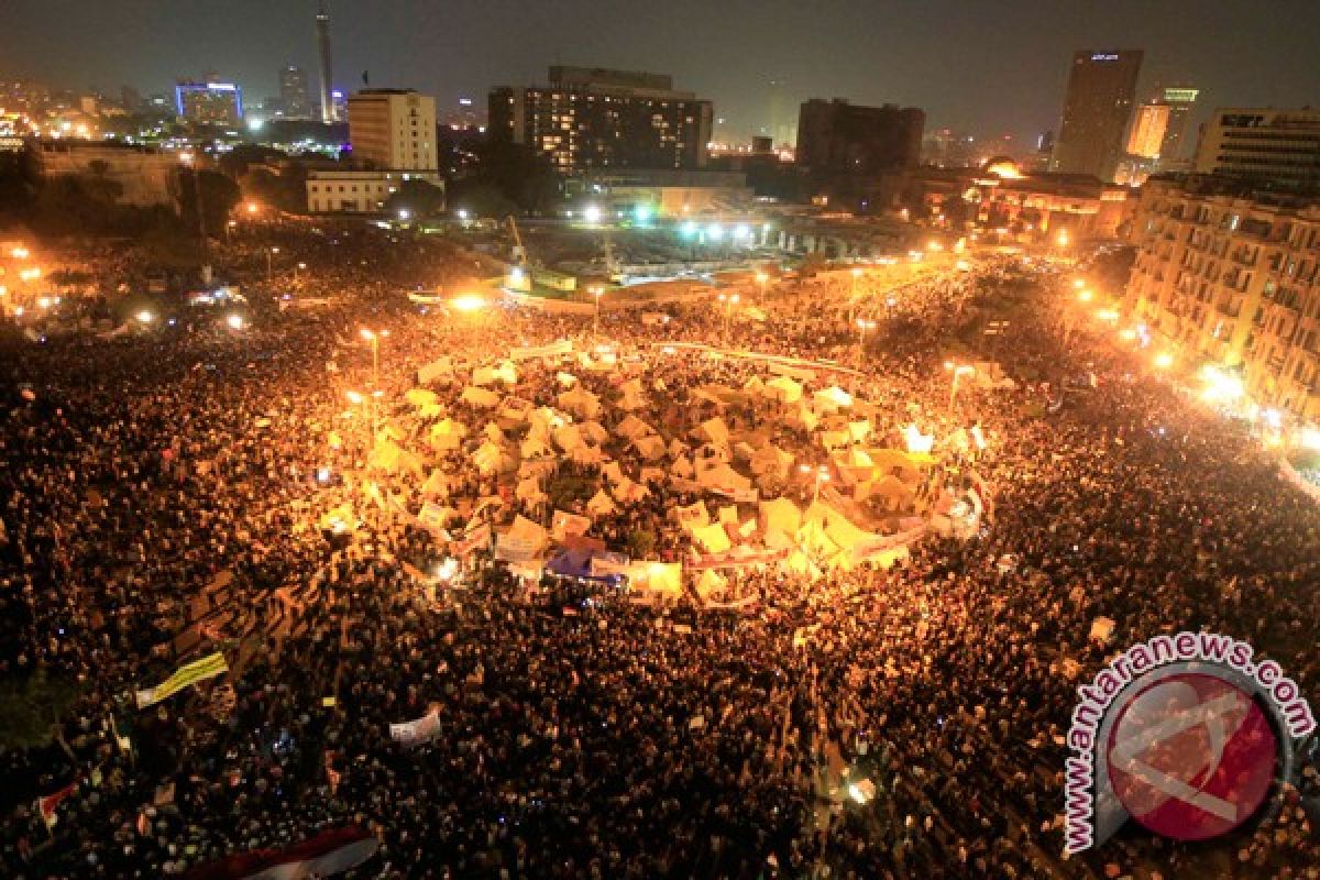 Surat-surat kabar Mesir memrotes "kediktatoran" Morsi