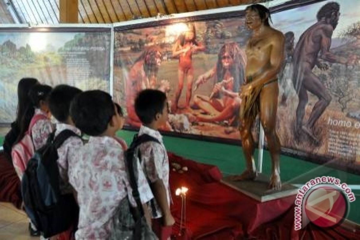 Sejumlah manusia purba dipamerkan di Mal Yogyakarta 