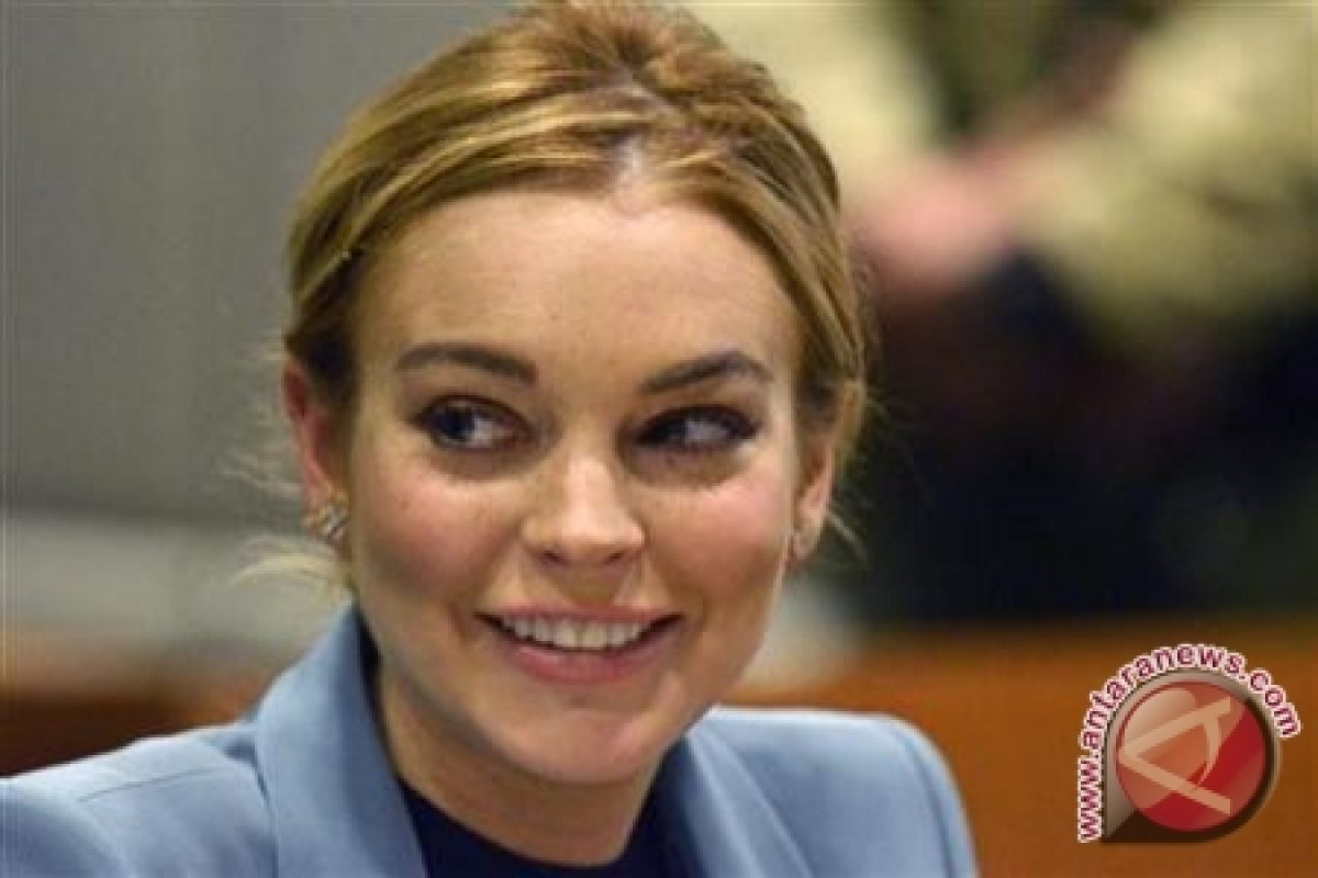 Di tengah rumor memeluk agama Islam, Lindsay Lohan dikabarkan memakai kerudung