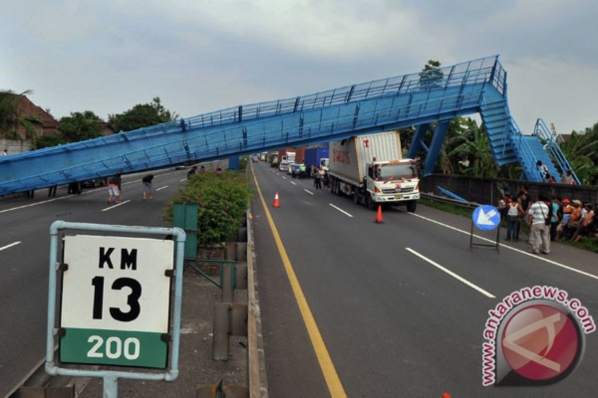 Jembatan penyeberangan jalan tol Semarang ambruk