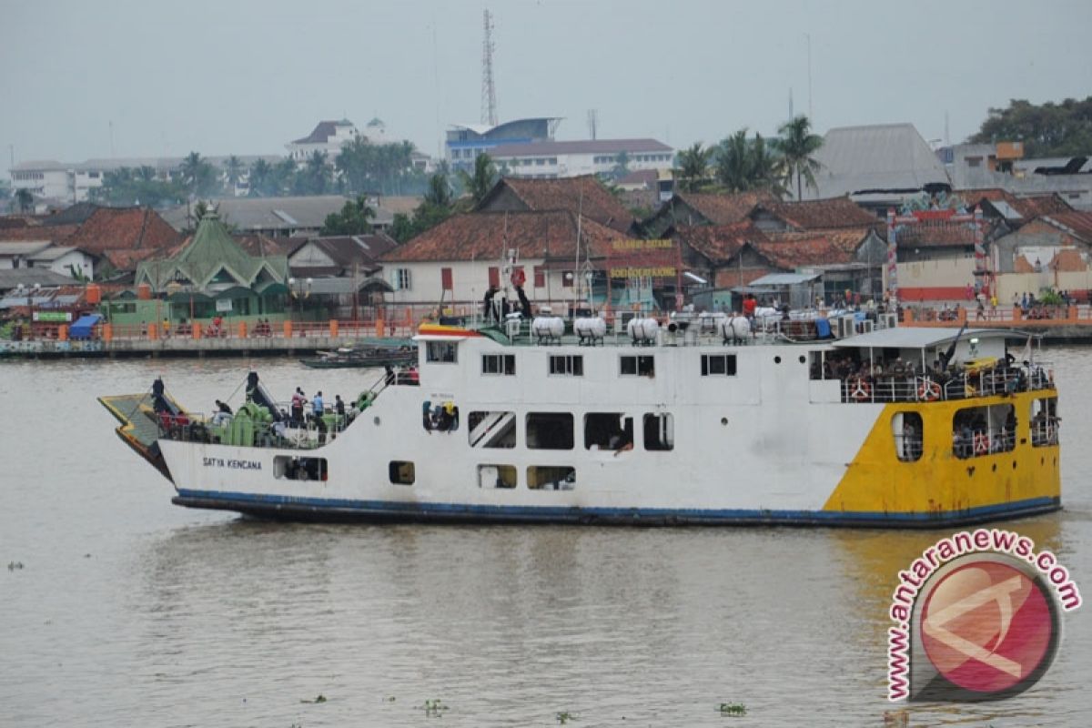 Pengguna kapal feri Palembang-Bangka antre dua hari 