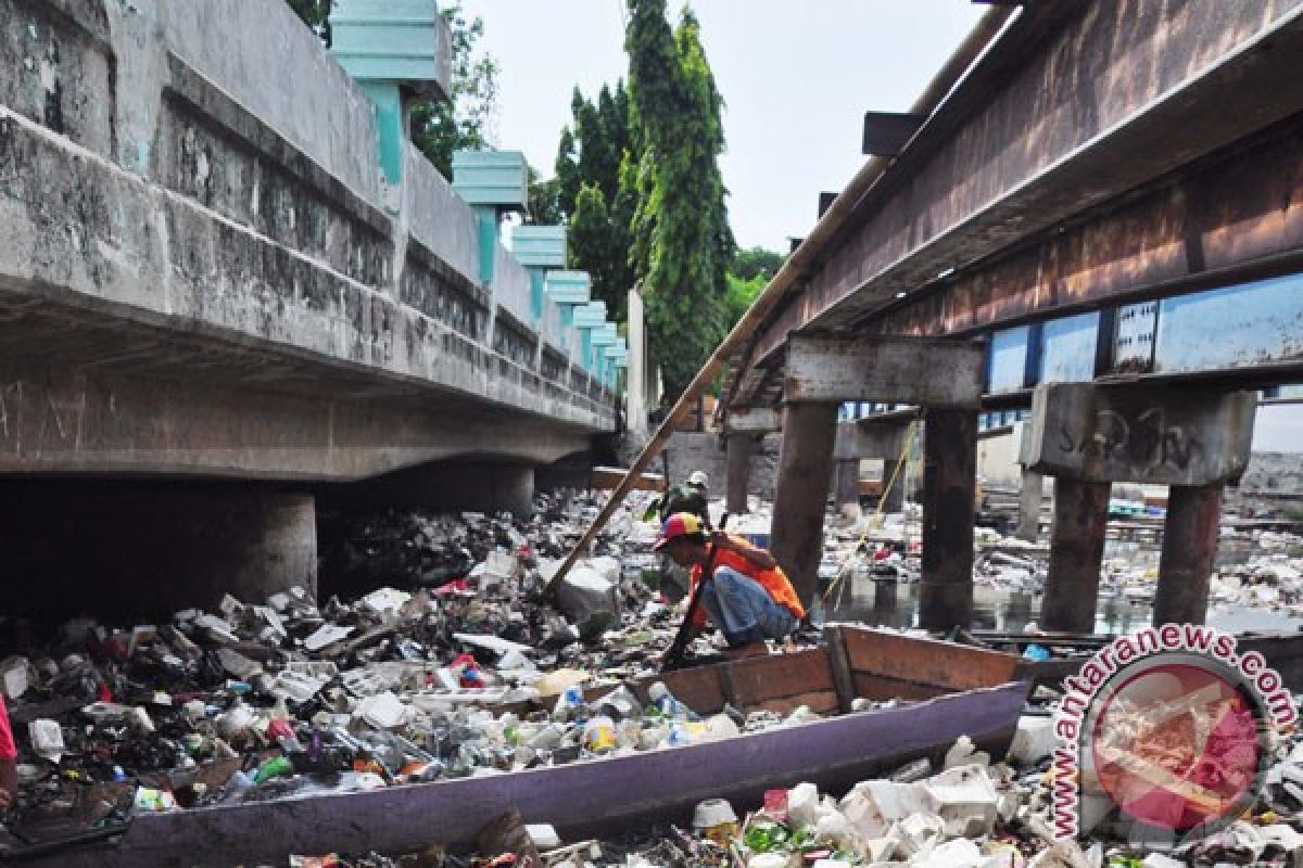 Tiga eskavator bersihkan pintu air Pluit