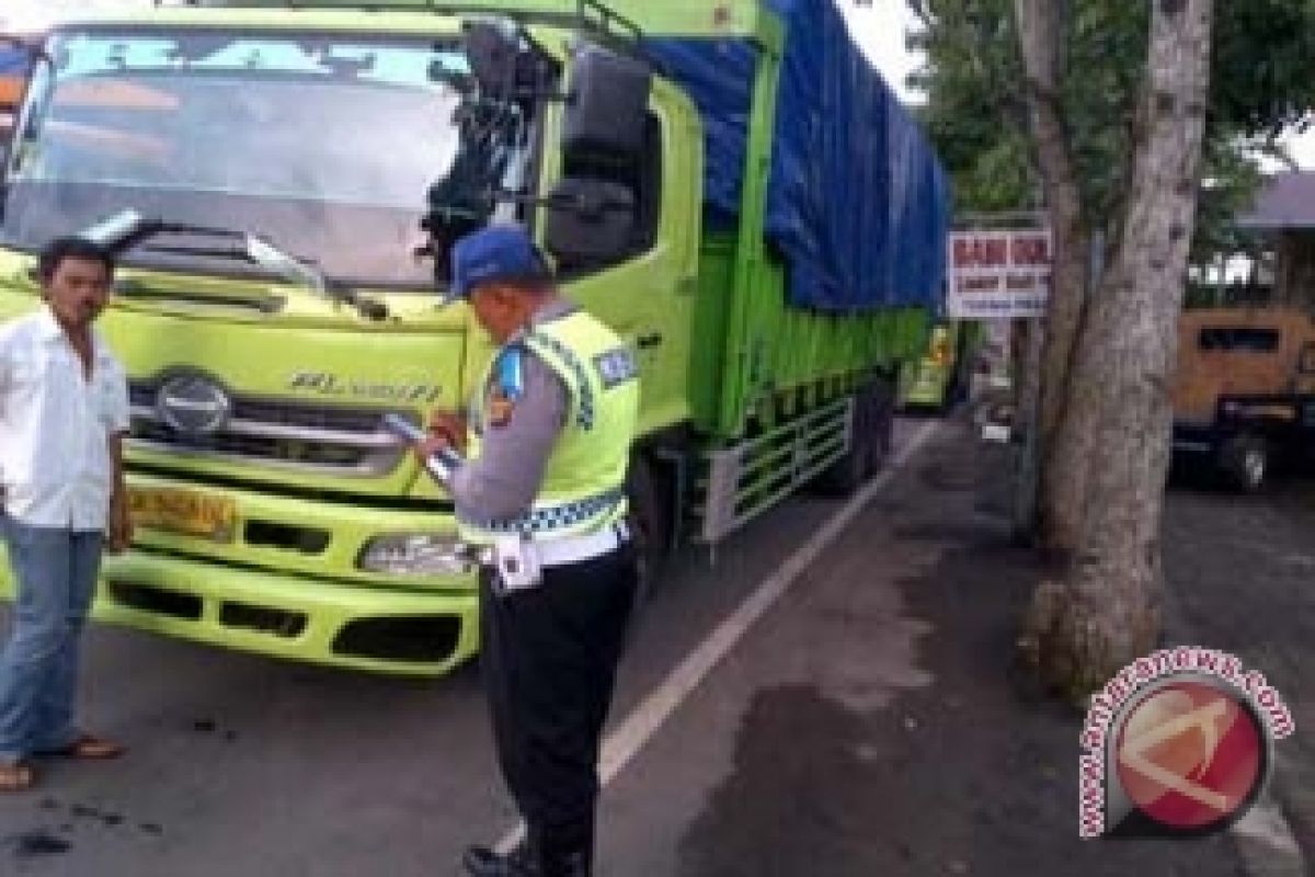 Truk Parkir Sembarangan Ditertibkan