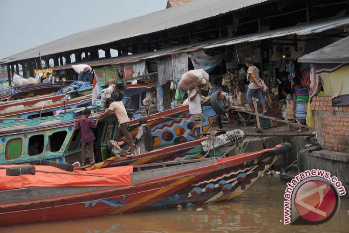 Kapal tongkang berlabuh di Palembang wajib sediakan Apar