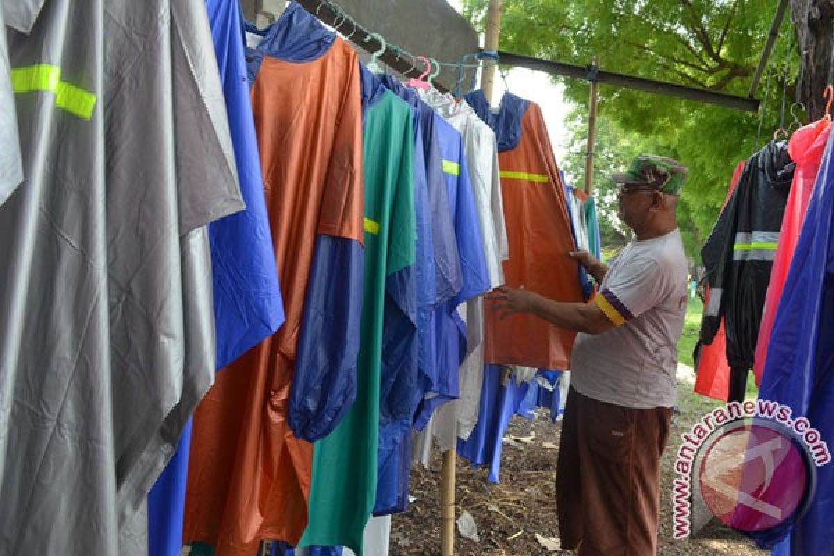 Penjual jas hujan di Monas panen untung