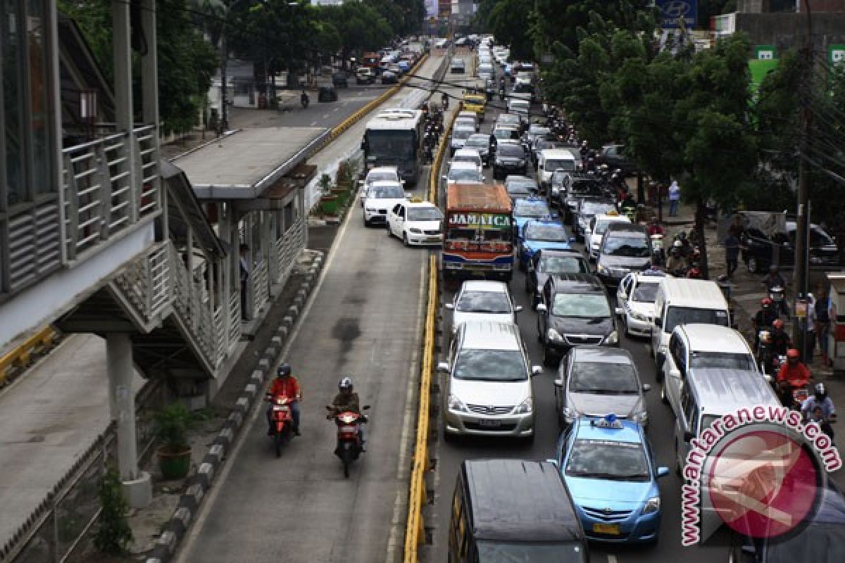 PNS penerobos busway ditilang hingga vonis Luthfi, kemarin