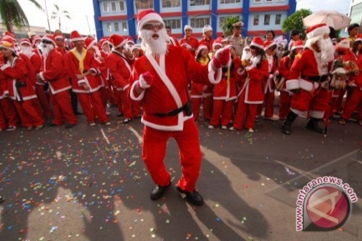 Ratusan peserta parade Santa  Claus Di Manado 