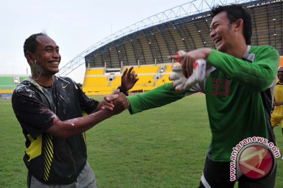 Pelatih SFC Kashartadi terima kejutan ulang tahun