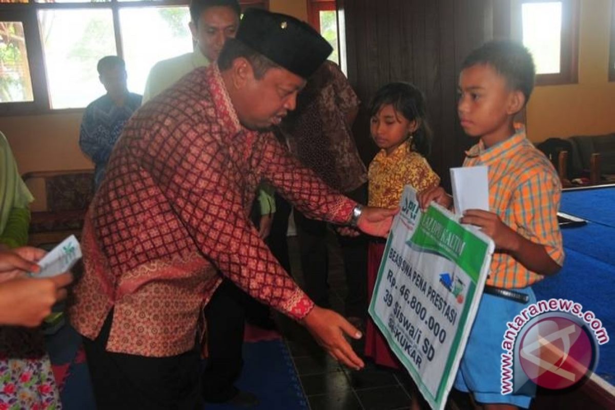 LAZ Kukar Serahkan Beasiswa Rp102,6 Juta