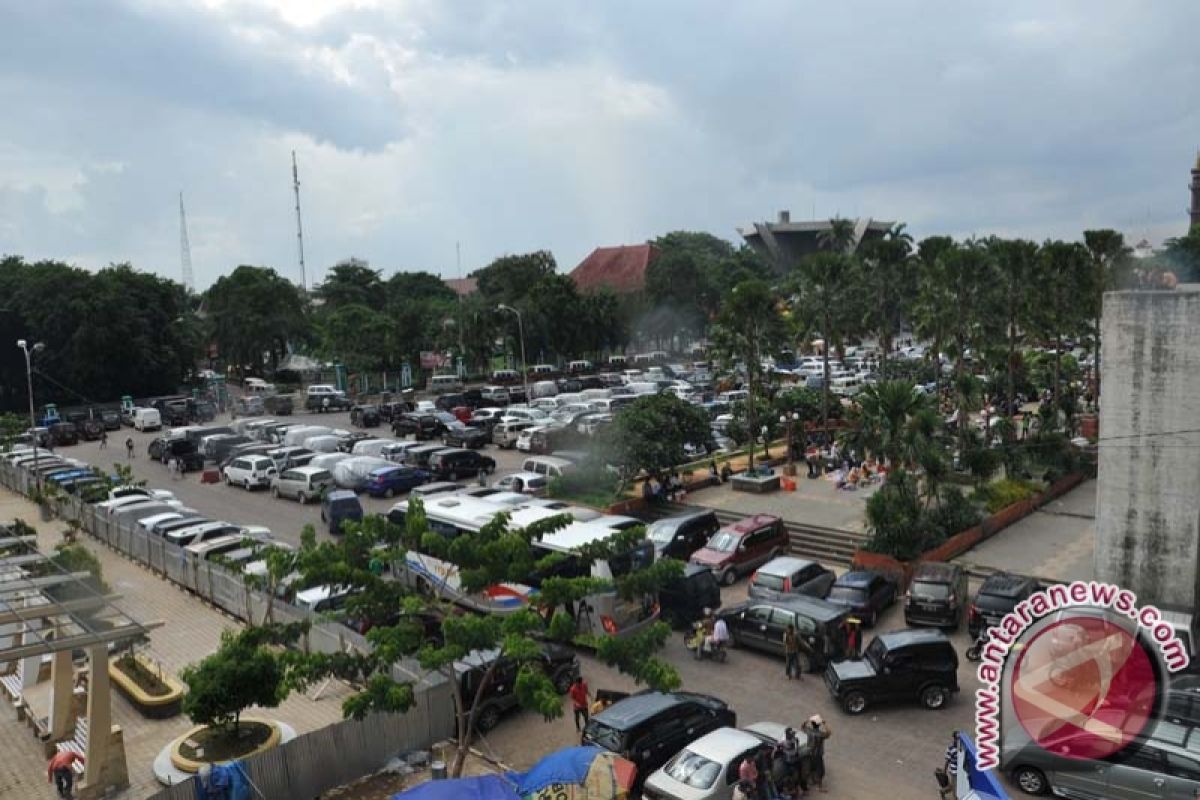 Tukang parkir pasar tradisional Palembang "panen"