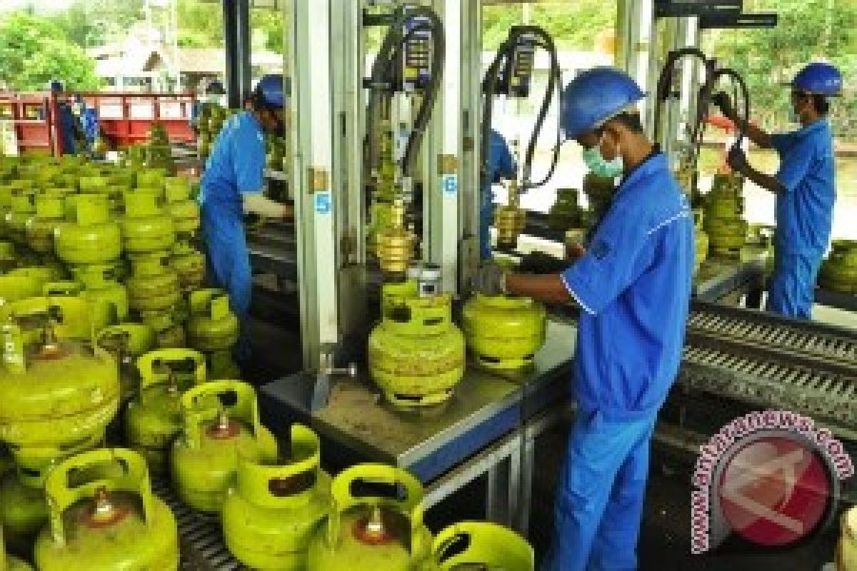 Pertamina Distributes 6,000 LPG To Padang Fishermen