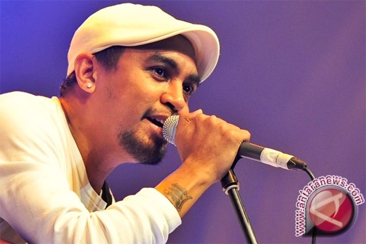 Aura Kasih nonton konser sang mantan kekasih Glenn Fredly