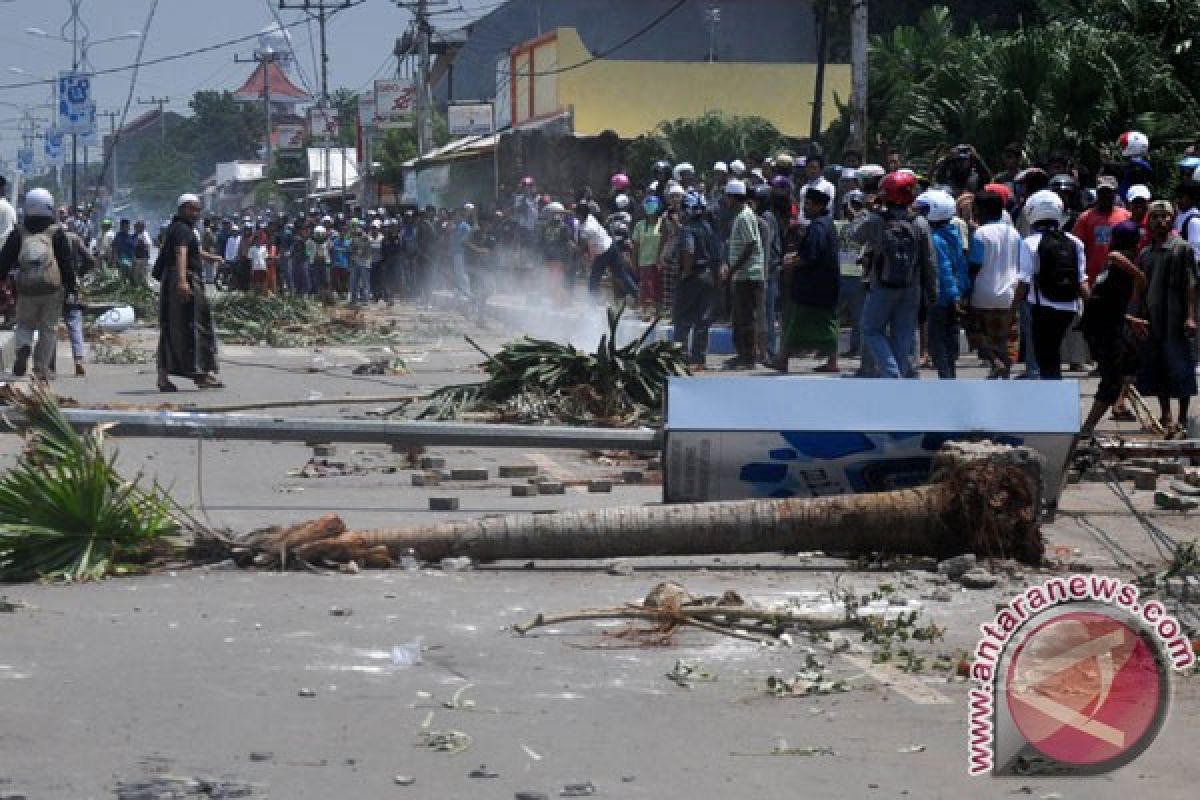 Massa Imam Bukhori tutup jalur lalu lintas