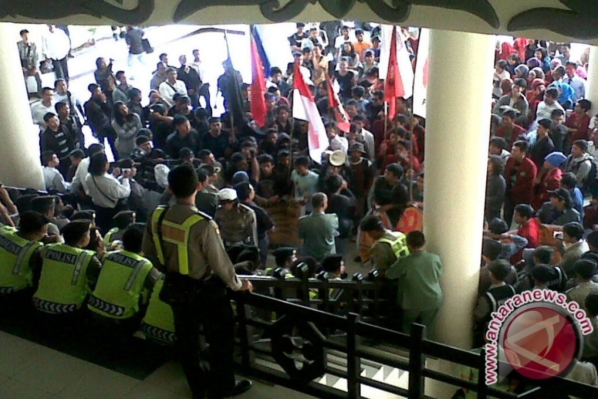 FPRKB Demo Tuntut Penghentian Perampasan Tanah di Kalbar