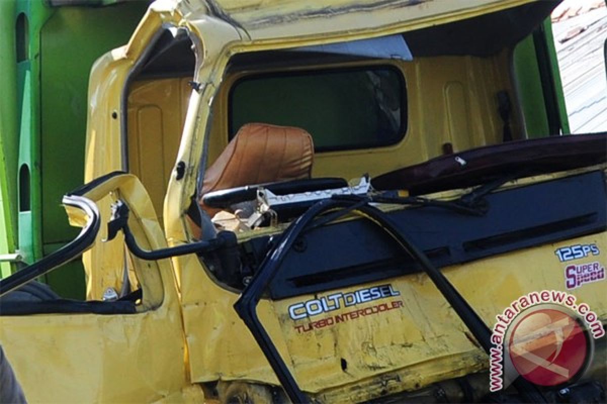 Pelajar kemudikan truk tabrak rumah warga Singkil