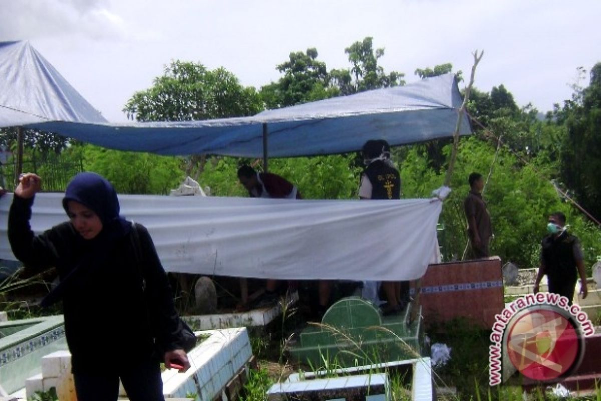 Puslabfor Bongkar Makam Korban Pembunuhan Oknum Brimob