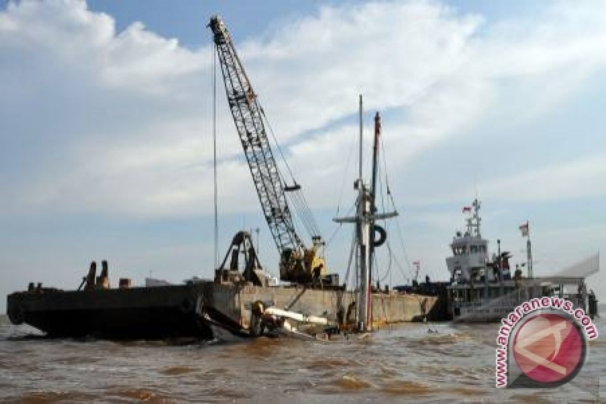 Kapal Pertamina Tabrak KLM Sembako Di Kapuas Pontianak