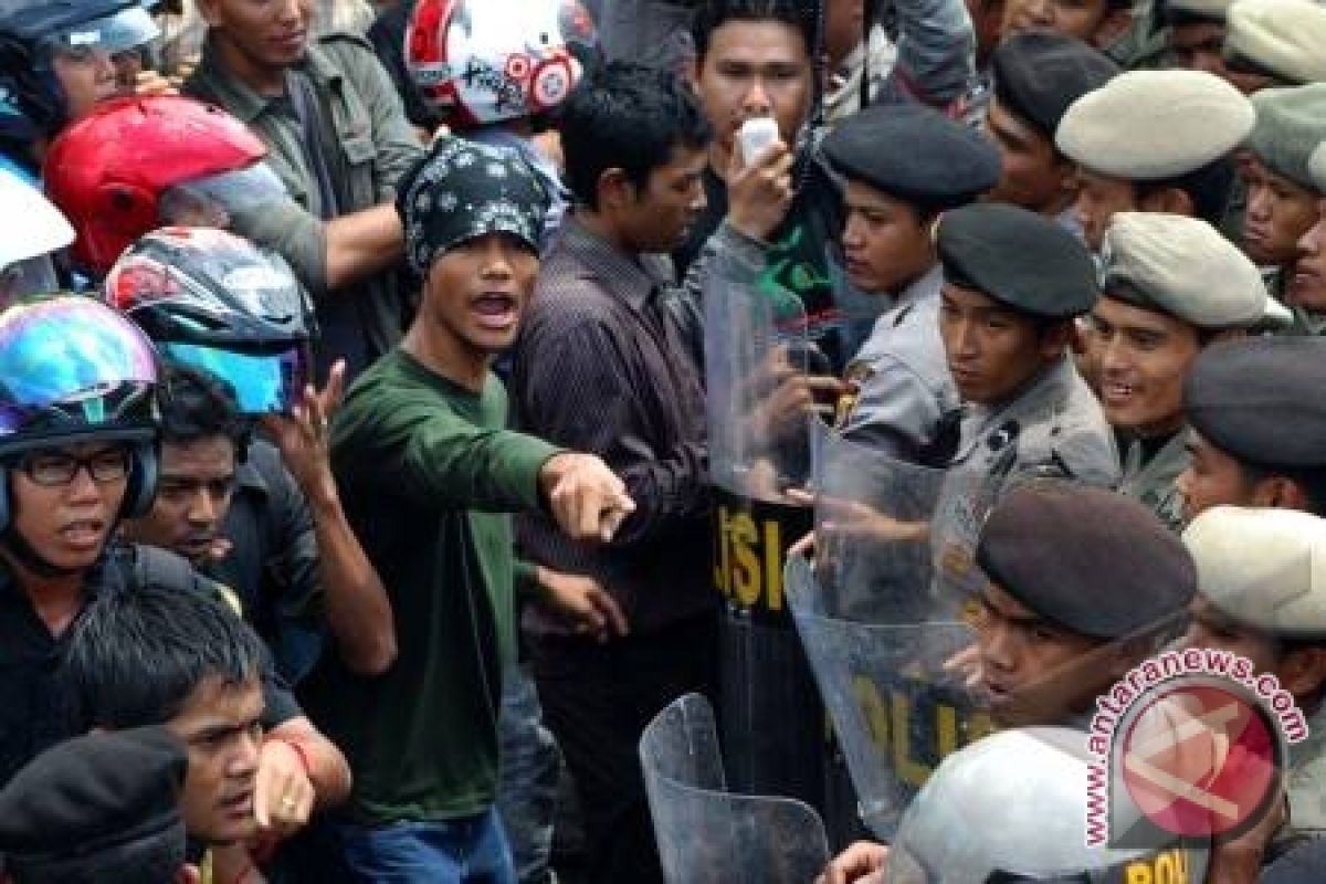 120 Polisi Kawal Demonstrasi Mahasiswa UBB