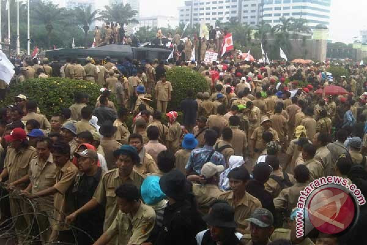 Demonstran jebol gerbang Gedung DPR