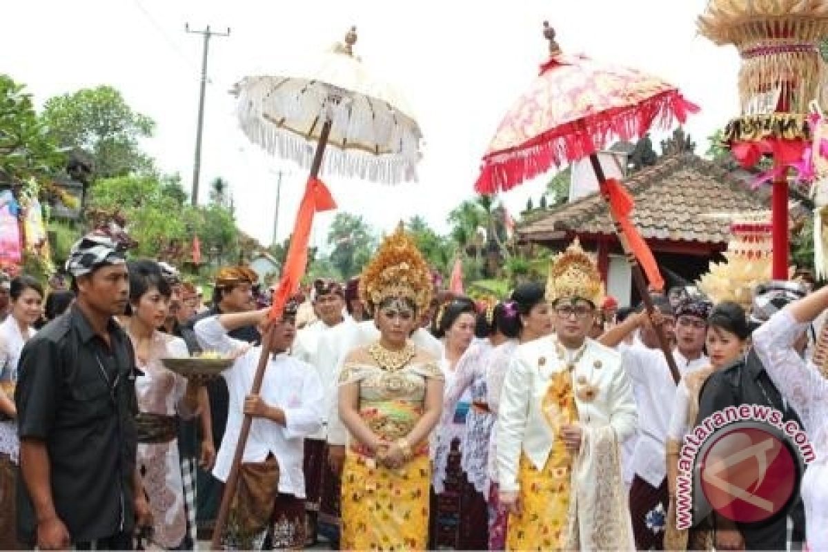 Bupati Tabanan Menikah Sesuai Adat