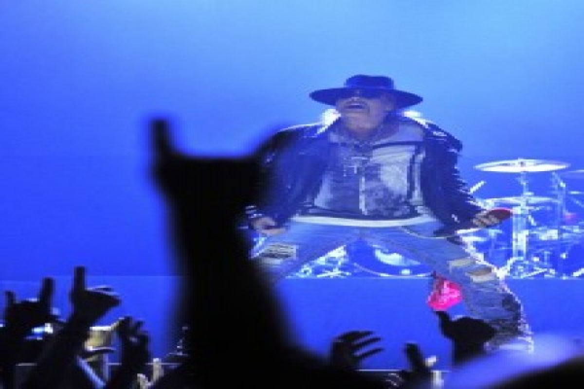  Axl Rose lempar mik di akhir konser