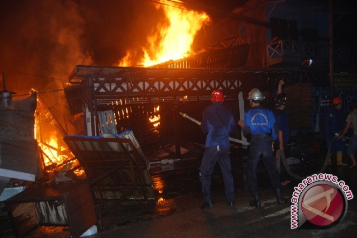 Kebakaran Hanguskan Puluhan Kios Pasar Segiri Samarinda