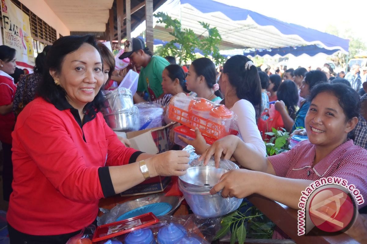 Tim Penggerak PKK Kalbar Gelar Pasar Murah